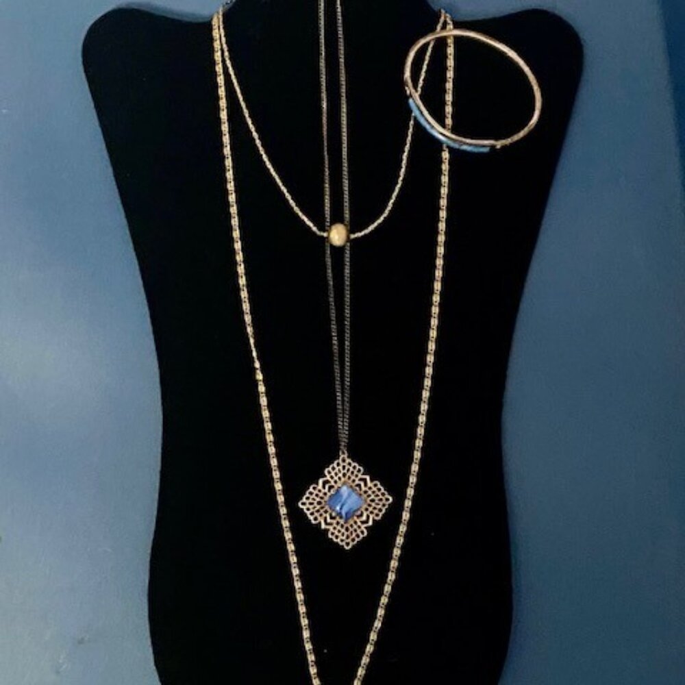 Costume jewelry set in gold tone and blue